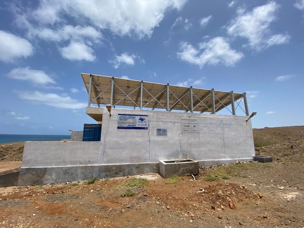 Una desaladora solar suministra agua a habitantes de la isla de Maio gracias a la cooperación canaria